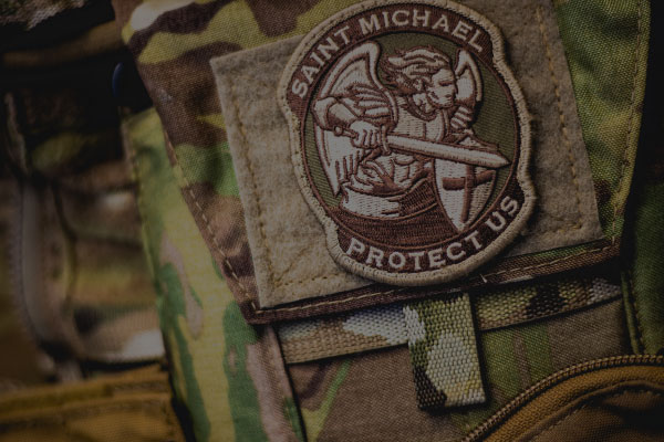 Uniforme militar com patch do Saint Michael - Como começar a praticar o airsoft